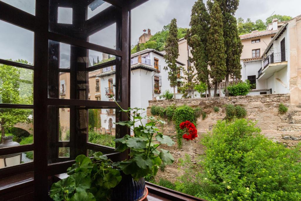 Hotel Palacio de Mariana Pineda is a renovated 17th-century palace in the Albaycín district of Granada, facing the Alhambra.