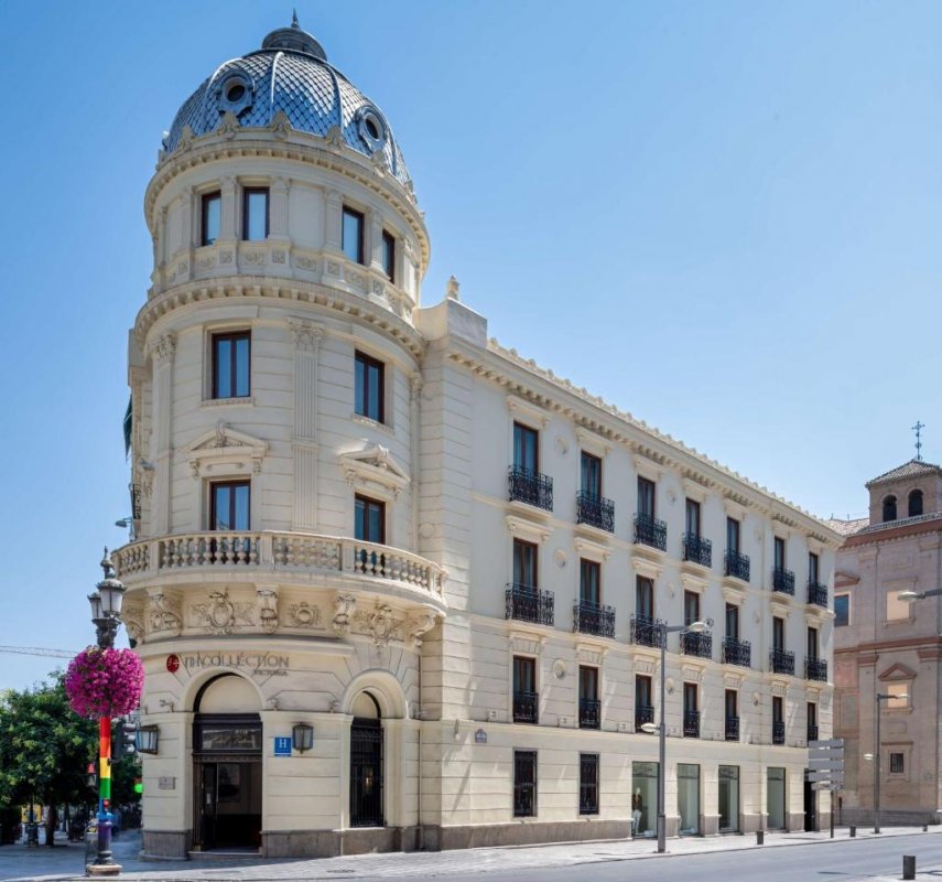 This 19th-Century building is in the historical centre of Granada, 300 metres from the Cathedral. The Alhambra is within a 10-minute drive of the property.