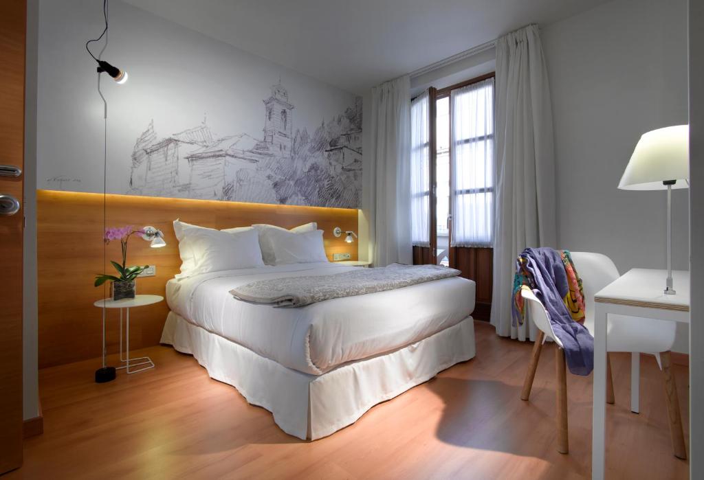 Situé dans un charmant bâtiment du XIXe siècle de la vieille ville, l'Hotel Párraga Siete se trouve à 25 minutes à pied de Grenade.