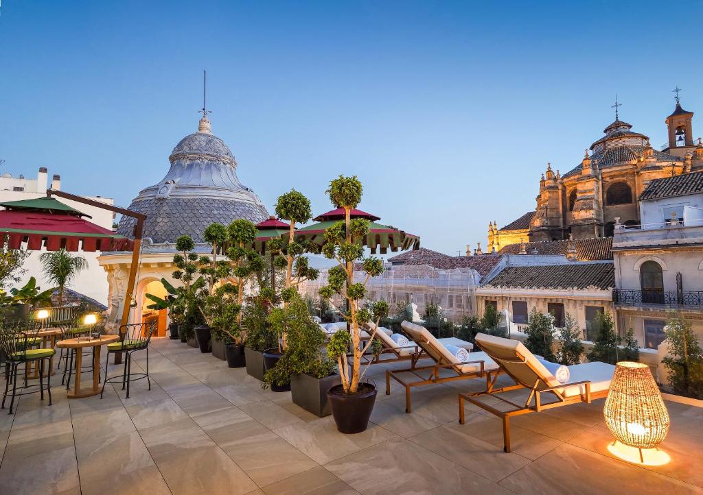 Well situated in Granada, Palacio Gran Vía, a Royal Hideaway Hotel offers air-conditioned rooms, a fitness centre, free WiFi and a terrace.
