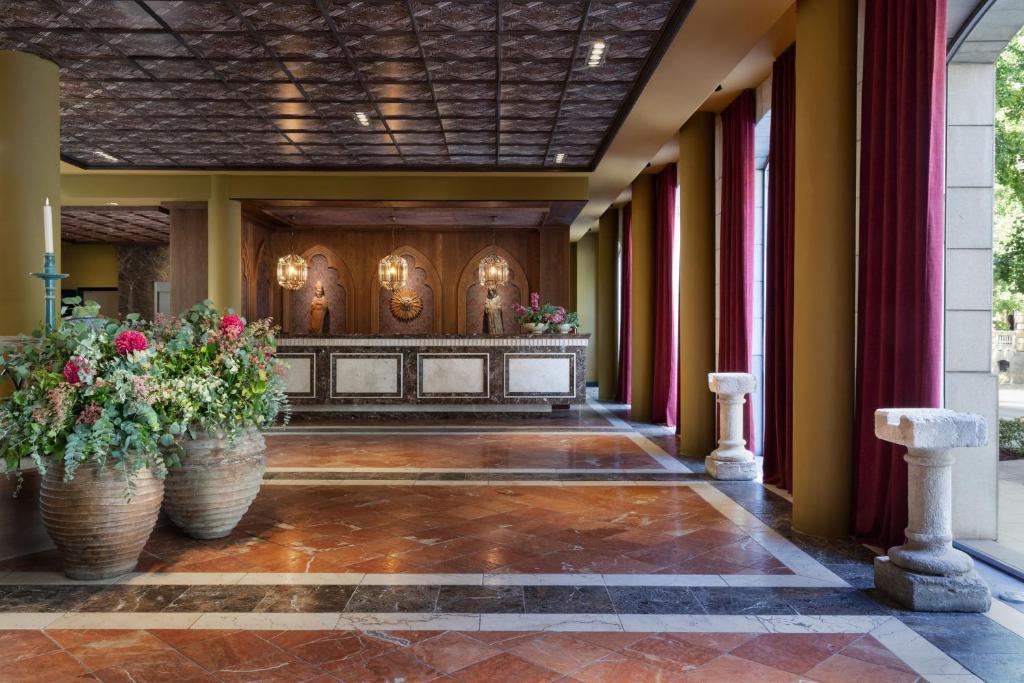 Hotel Palacio de Santa Paula, Autograph Collection se encuentra en la Gran Vía de Granada, una calle principal a través del centro histórico.