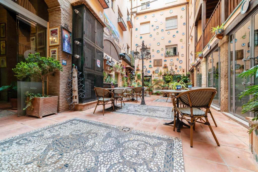 Situato in posizione centrale, l'Hotel Posada del Toro dista 200 metri dalla Cattedrale di Granada e da Plaza Nueva.