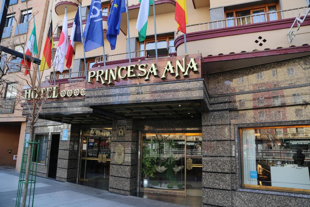 Princesa Ana est située à 200 mètres de la gare de Renfe et à 10 minutes à pied de la cathédrale. Il propose des chambres de charme avec connexion Wi-Fi gratuite.
