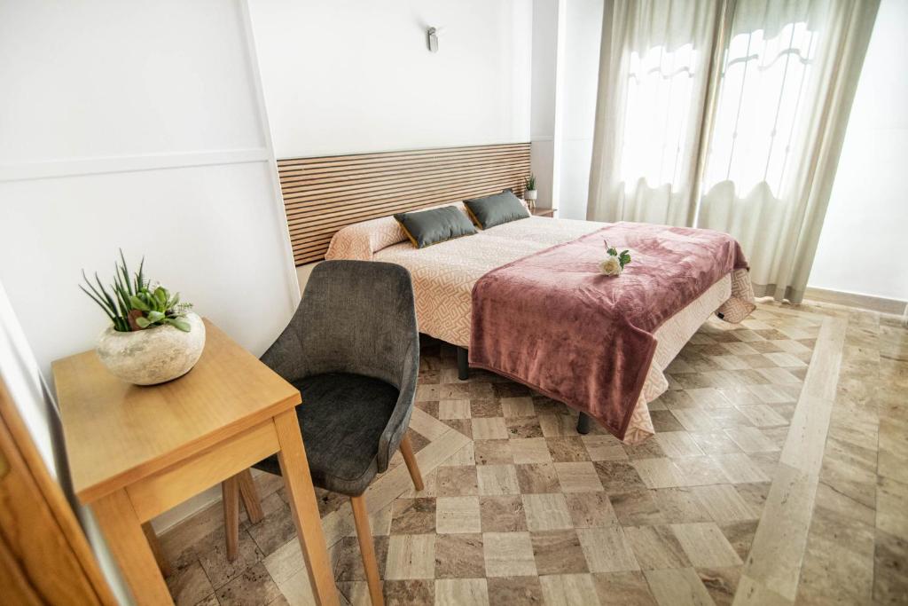 Situé dans le quartier de Ronda à Grenade, l'hôtel Reina Mora est situé à 1,3 km du musée San Juan de Dios, 1.