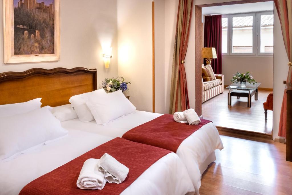 El Hotel Reina Cristina está situado a 300 metros de la catedral de Granada, en un edificio de estilo andaluz que solía ser la...