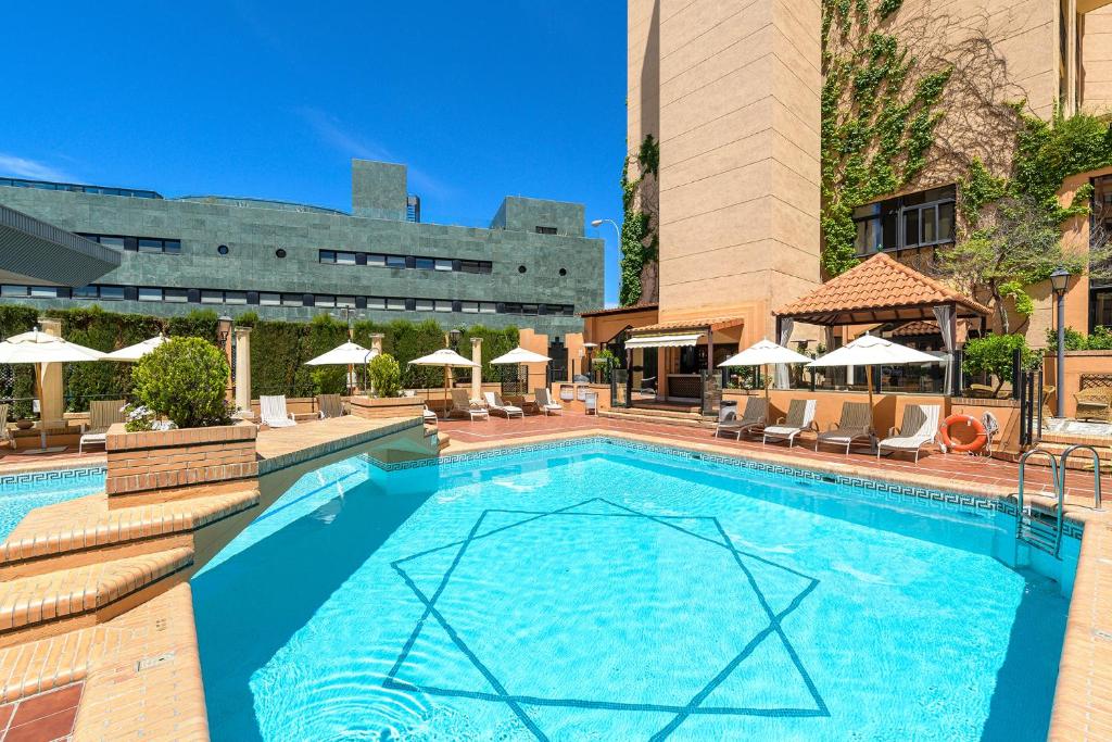 Less than a 10-minute walk from Granada's historic centre, Hotel Saray features a seasonal outdoor pool with attractive terraces and gardens.