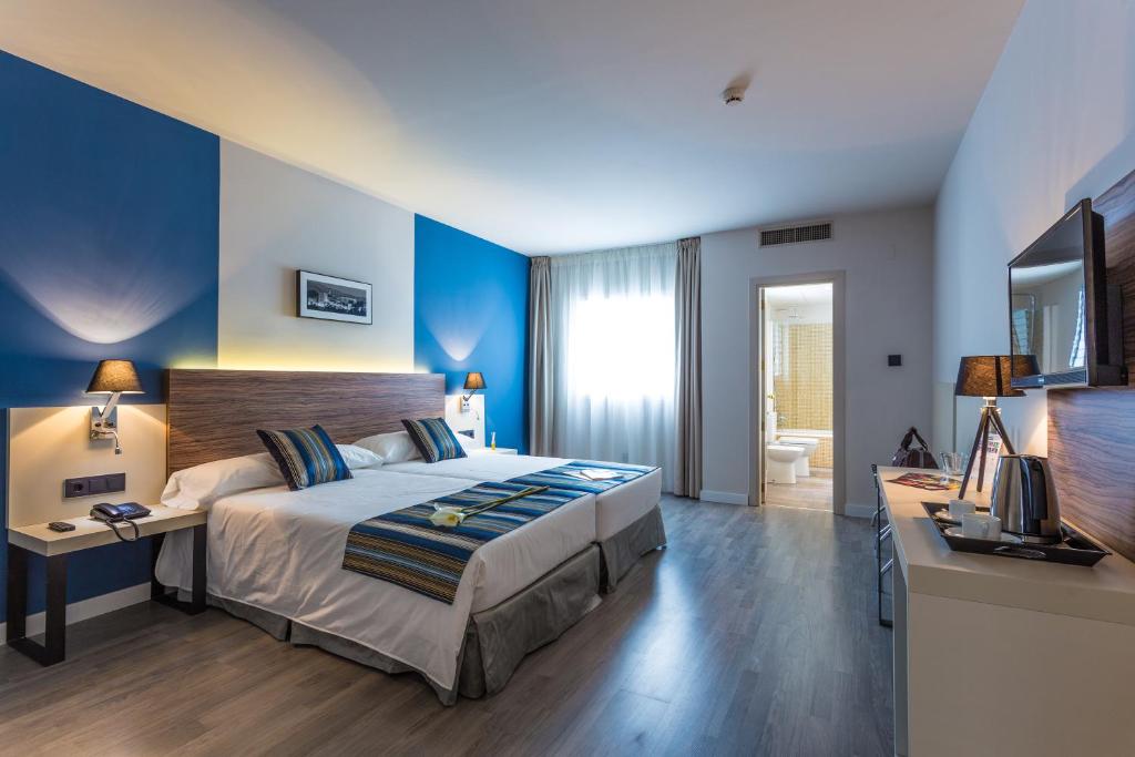 Situated 10 minutes’ walk from Granada Cathedral and the centre, Hotel Urban Dream Granada offers modern rooms with free WiFi access.