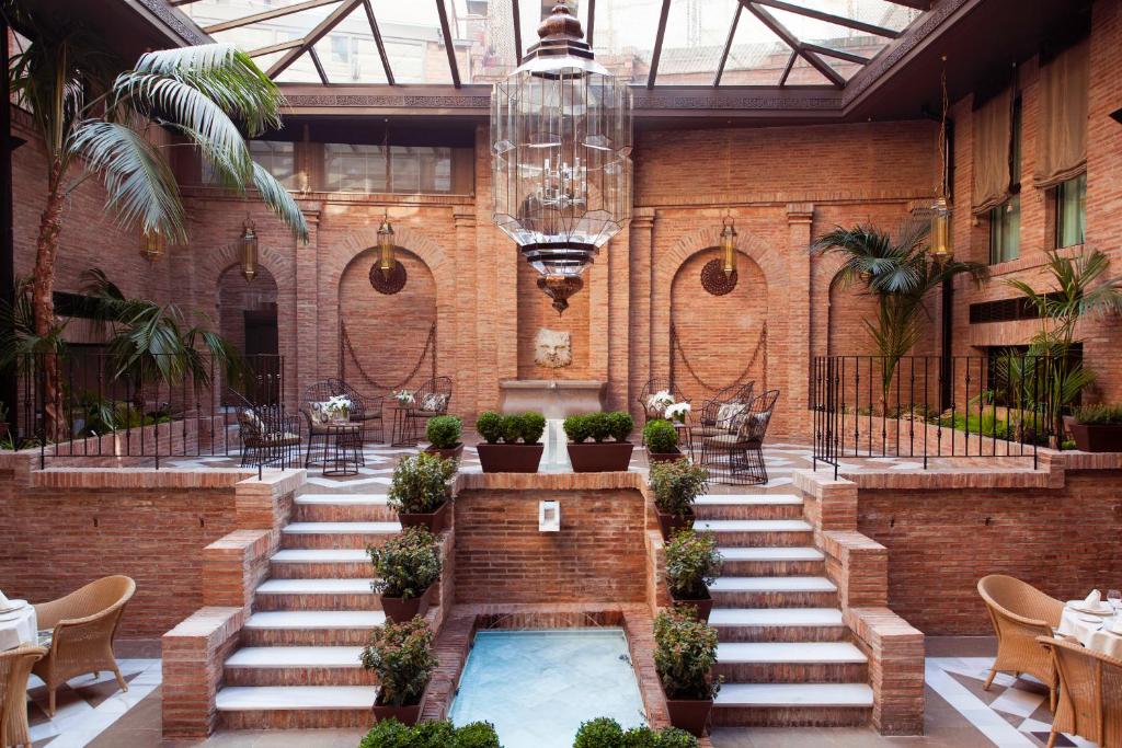 Set around a traditional Andalusian-style courtyard Vincci Albayzin features air-conditioned rooms with free Wi-Fi and 24-hour reception.