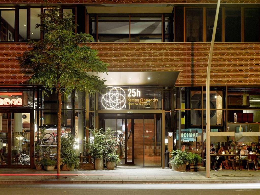 Attractively situated in Hamburg, 25hours Hotel Hamburg HafenCity features air-conditioned rooms, a garden, free WiFi and a shared lounge.
