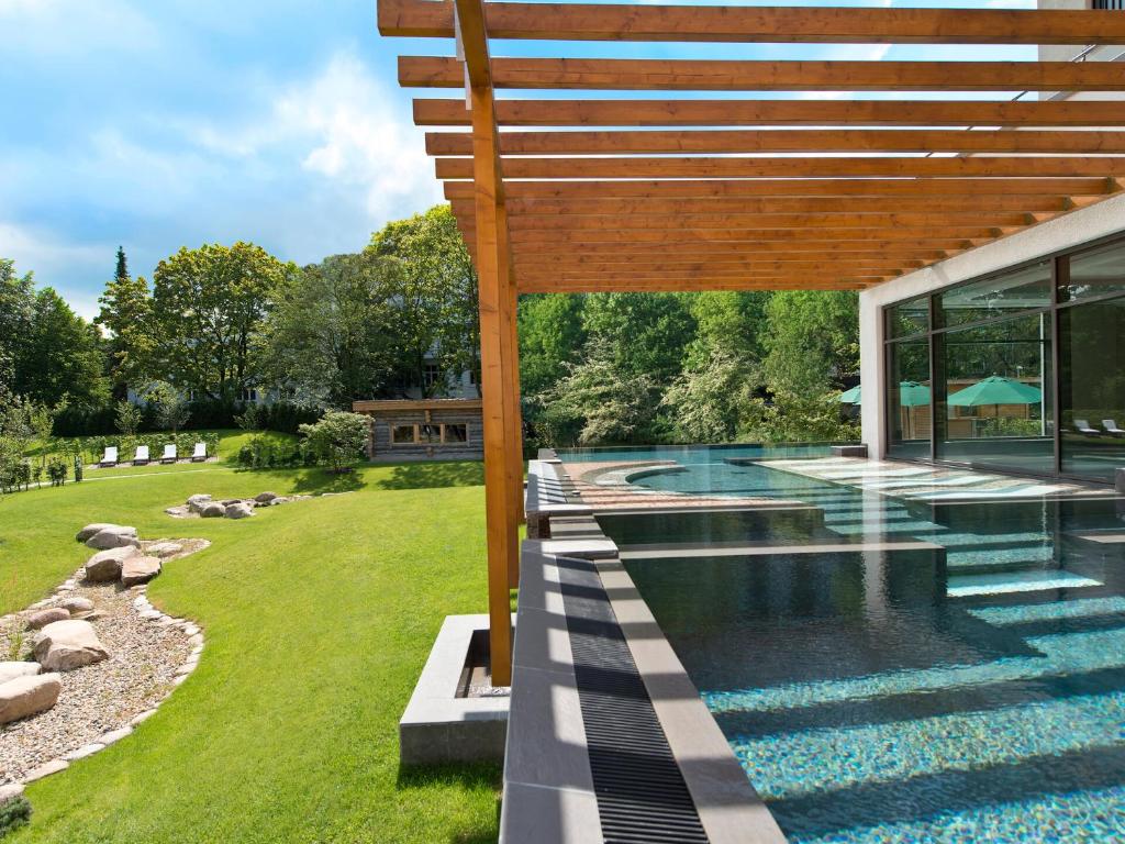 Located in Hamburg, 2.5 km from Hamburg Central Station, Aspria Hamburg Uhlenhorst Sport & Spa provides accommodation with a garden, private parking, a...