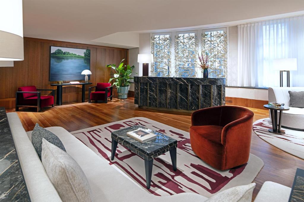 Conrad Hamburg welcomes guests to a luxurious stay in the heart of the city, set within the historic Levantehaus on Mönckebergstraße.