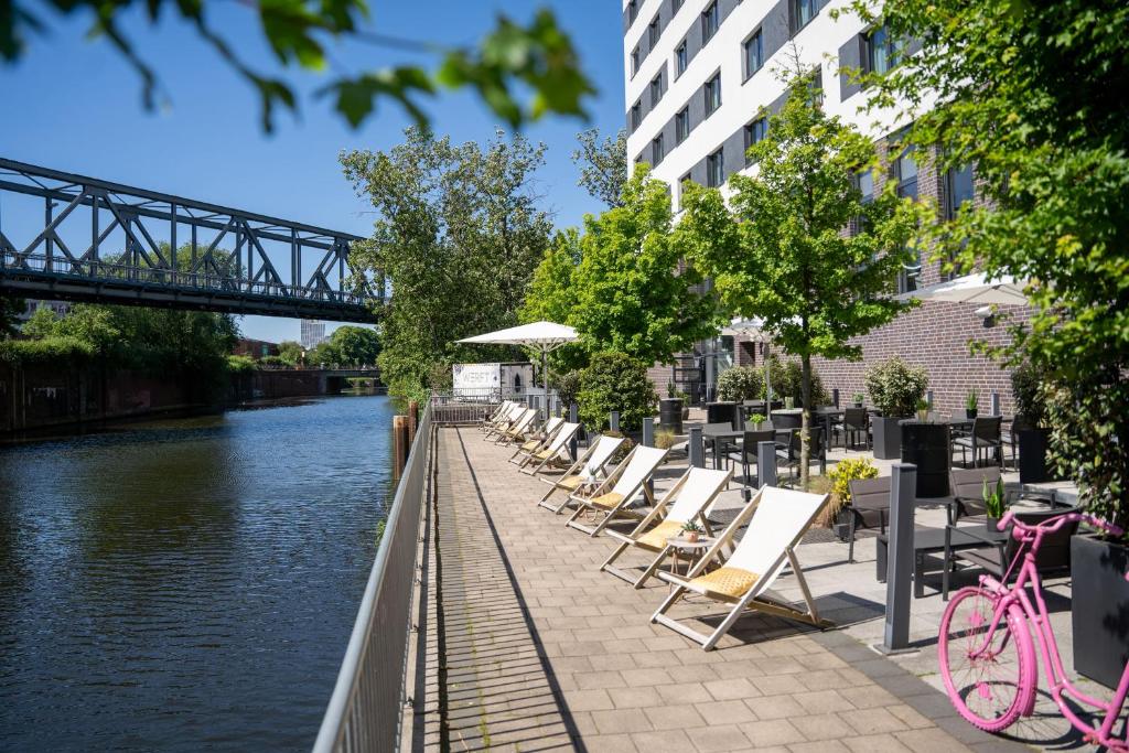 This 4-star hotel is conveniently located between the harbour city and the warehouse districts in Hamburg.