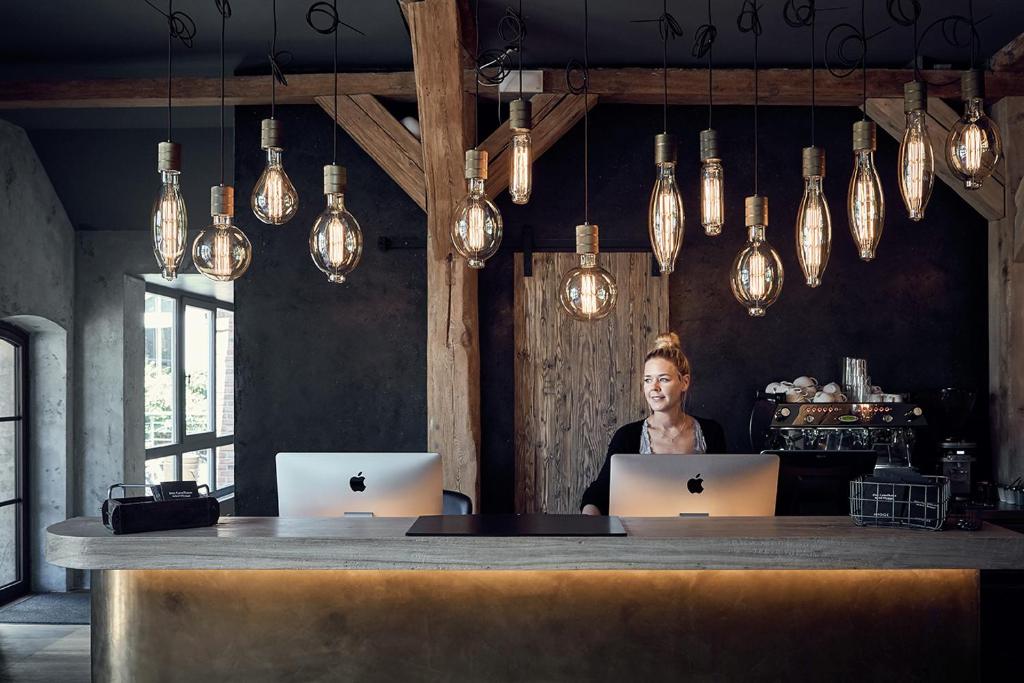 Dating back to the 19th-century, this partially renovated 4-star hotel offers rooms with free WiFi and flat-screen TVs.