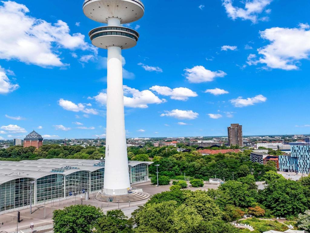 Just a 2 minute walk from Planten un Blomen Park and the Schanzenviertel district, this 4-star hotel offers air-conditioned rooms and a 24-hour reception.