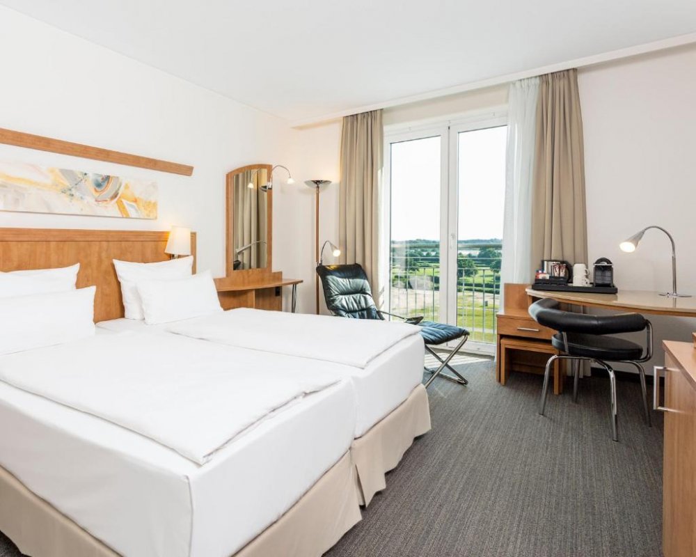 This 4-star hotel is located beside the Horner Rennbahn horseracing track in Hamburg.