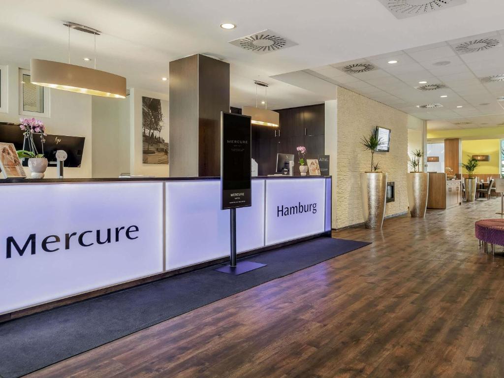 Located 1.8 km from Volksparkstadion and Barclays Arena, the 4-star Mercure Hotel Hamburg am Volkspark offers accommodations with a bar.
