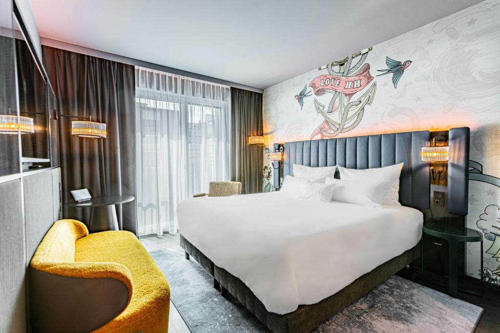 Located in Hamburg, 1.8 km from Hamburg Central Station, NYX Hotel Hamburg by Leonardo Hotels provides accommodation with a fitness centre, private...