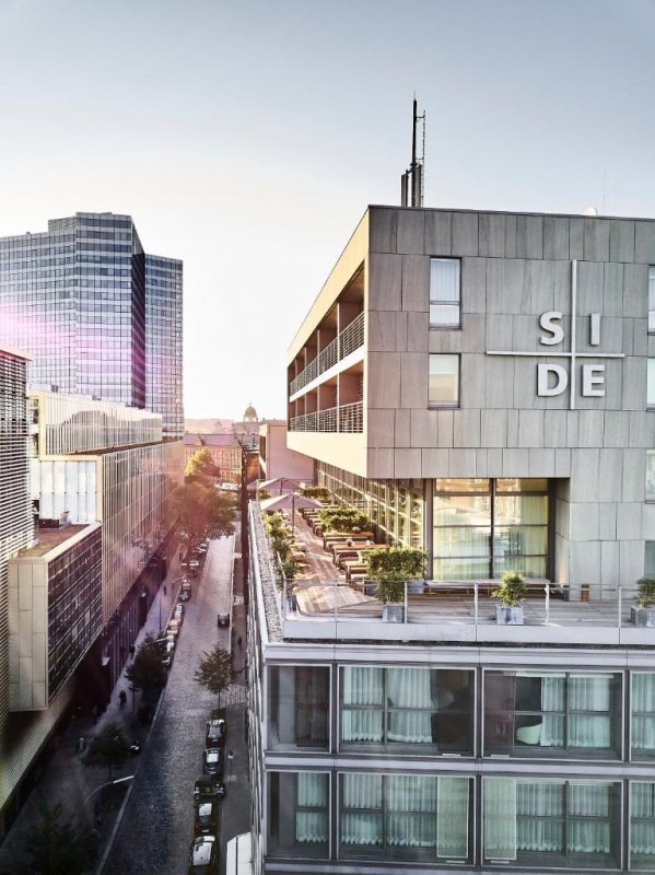 This design hotel features spacious accommodation, a spa with pool, and a rooftop terrace overlooking Hamburg.
