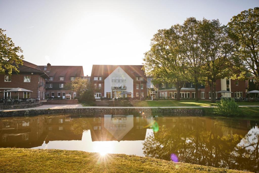 Welcome tothe Steigenberger Hotel Treudelberg Hamburg, a retreat in the idyllic, green Alster Valley of Hamburg, nestled in a nature reserve.