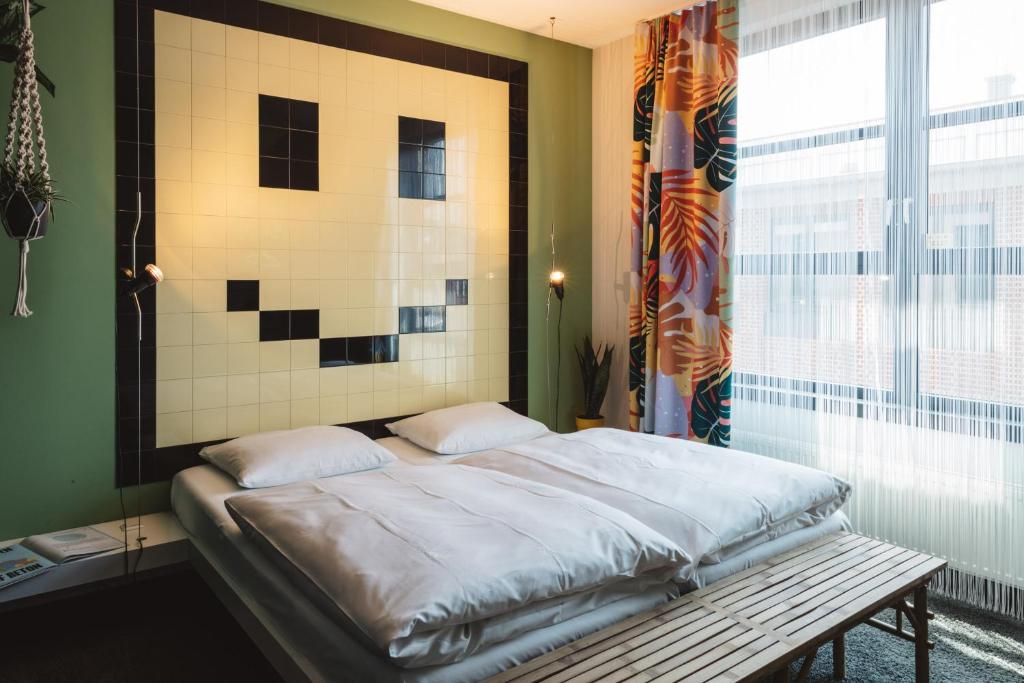 The Superbude Hamburg Altona offers a rooftop terrace and parking.