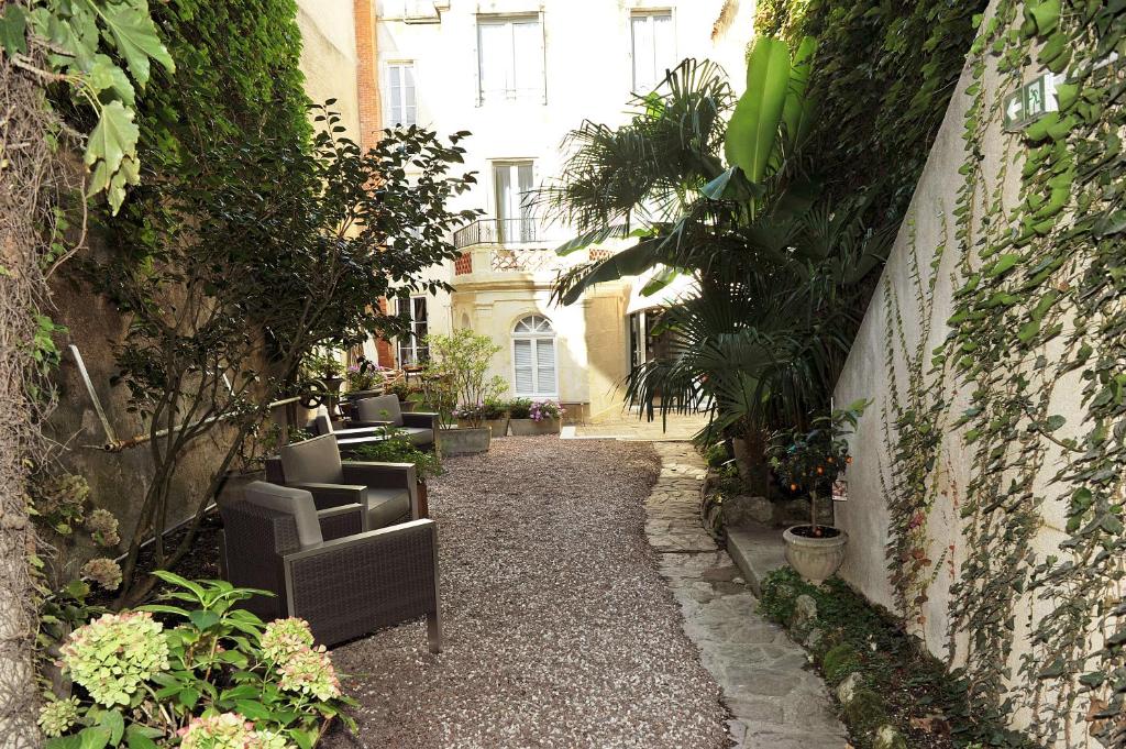 The Atlantic Hotel is located in the centre of La Rochelle, a few steps from the beach and the Cours des Dames and 50 metres from the Vieux Port.