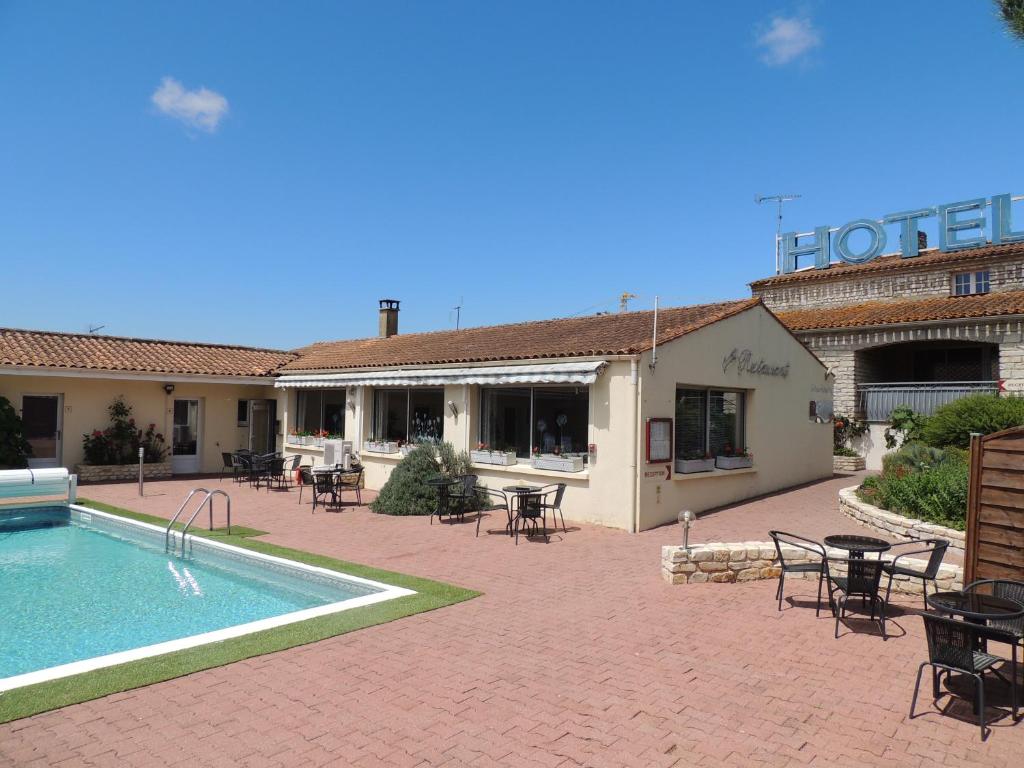 Offering a heated outdoor swimming pool, a bar and a restaurant, Auberge des Charmilles is a hotel located in Sainte-Soulle. Free WiFi access is available.