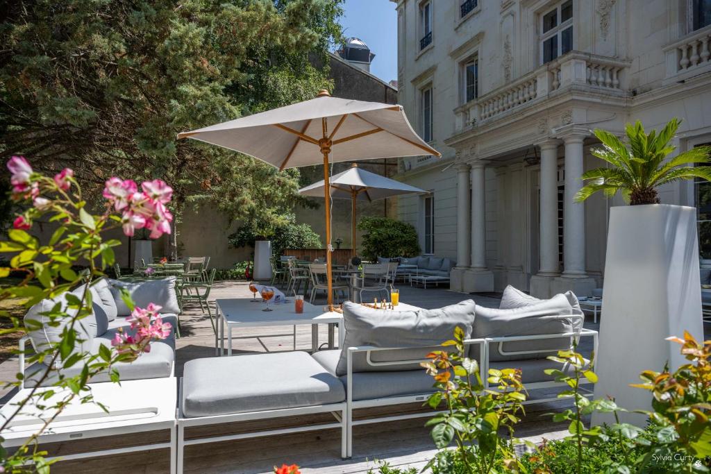 Le Champlain is located opposite Parc Charruyer in the heart of La Rochelle.