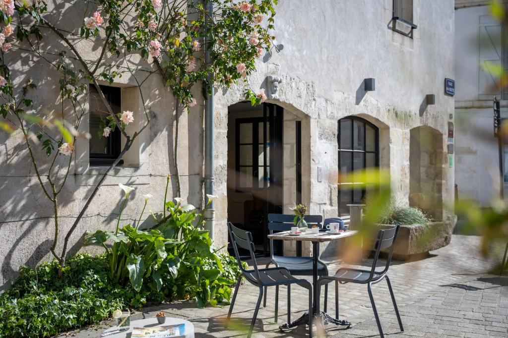 Situated in the lively Saint Nicolas district in La Rochelle, this hotel is surrounded by antique dealers, bars and cafés.