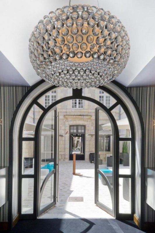 Ideally set in the historic La Rochelle, this 17th-century building overlooks the old harbour.