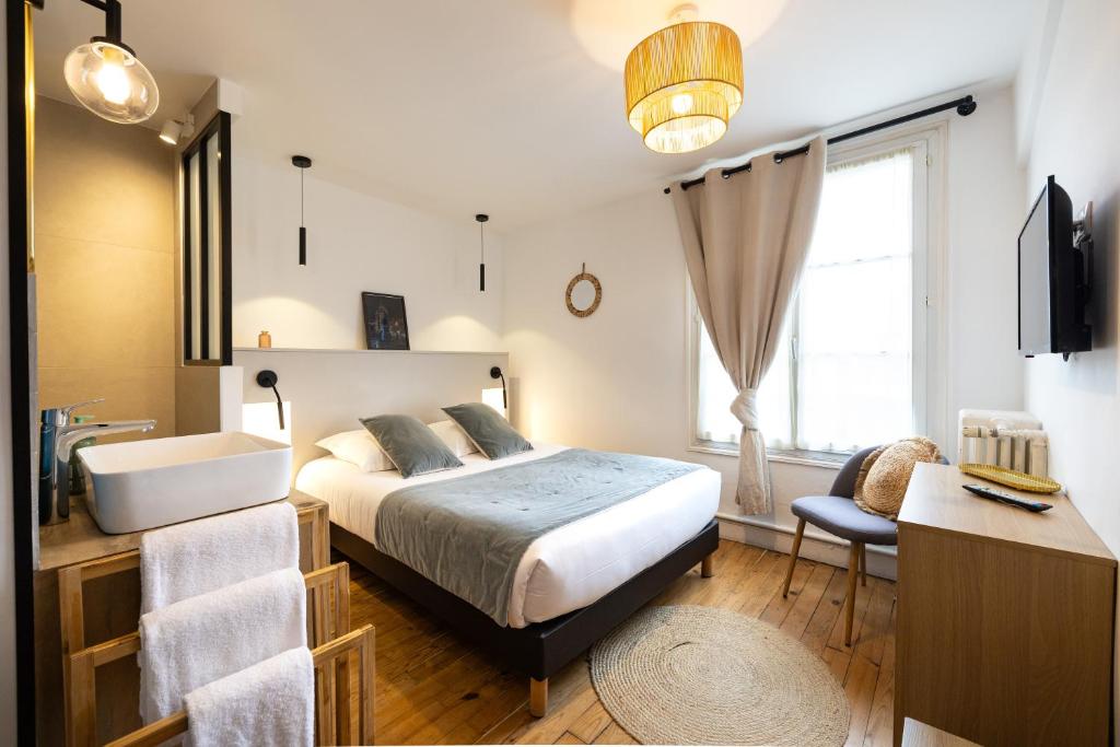 Located in the heart of the city and footsteps from the old port of La Rochelle, the hotel welcomes you in a genuine 18th century ship owner’s residence.