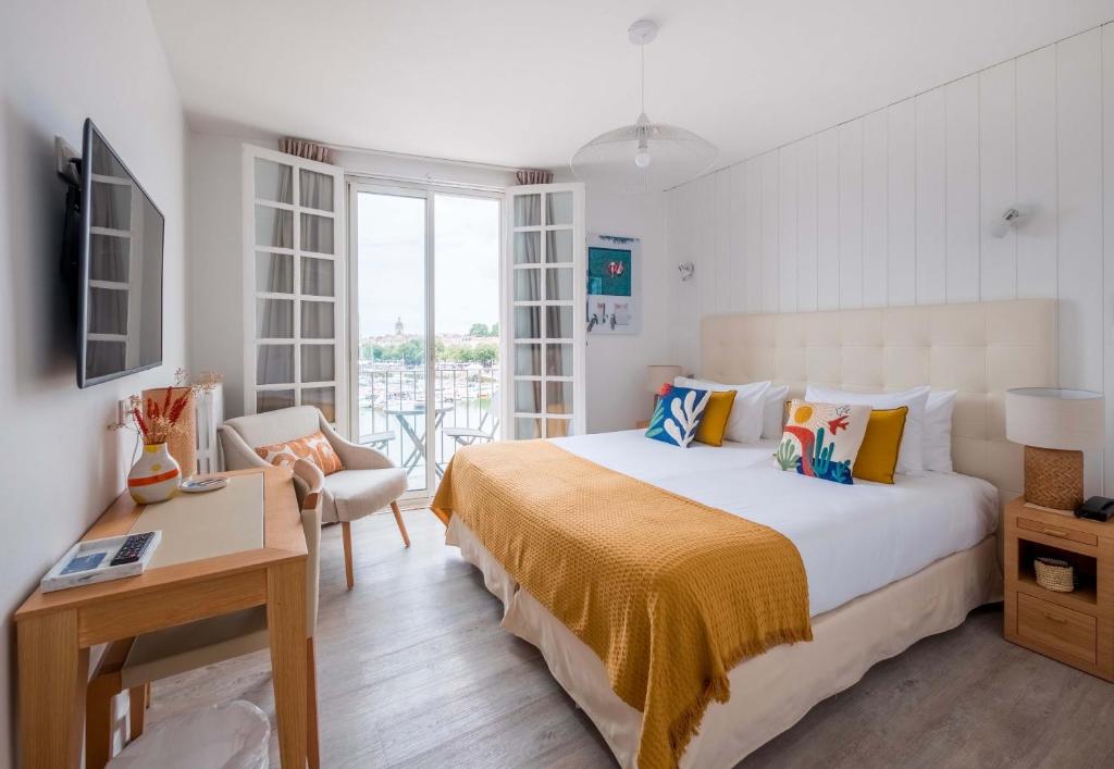 The charming Hotel de la Tour de Nesle is ideally placed at the heart of the old town, in front of the 2 towers at the entrance to the port.