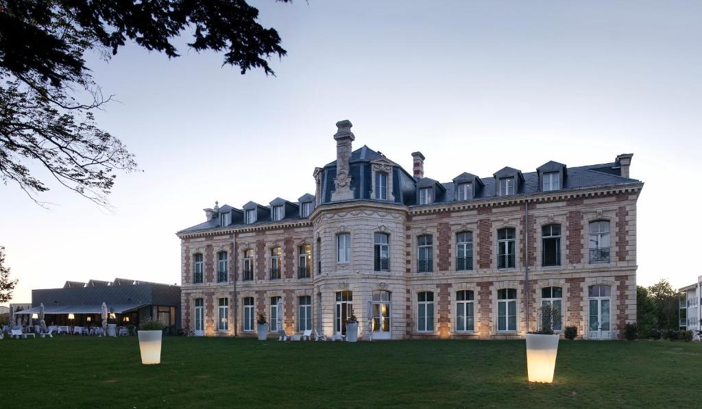 This 19th-century chateau is situated in a large park in Lagord, 4 km from the historic centre of La Rochelle and Ré Island.