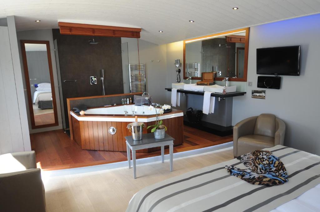 Just 150 metres from Atlantic beaches, this hotel is 650 metres from the centre of Bois Plage-en-Ré.