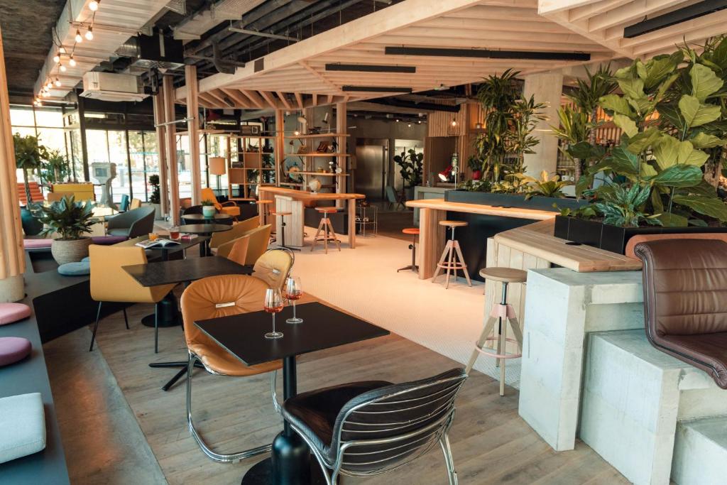 Greet Hotel La Rochelle Centre features a seasonal outdoor swimming pool, shared lounge, a terrace and bar in La Rochelle.