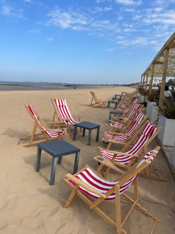 Located on the sea front in Châtelaillon-Plage,  Acadie Saint Victor - Hôtel restaurant - Face mer - Chatelaillon plage offers a bar with a terrace and a...