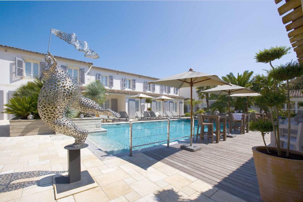 Le Clos Saint-Martin Hôtel and Spa is located a few steps from the Port inside the walls of Vauban in the heart of Ile de Ré main town.