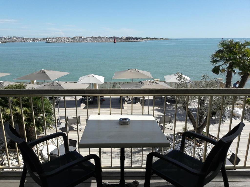 Situated on the sea front, just 2 kilometres from La Rochelle’s old port, Hotel Les Brises has a panoramic view of the sea and nearby islands.