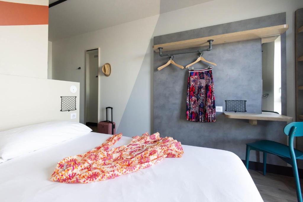 Ibis Budget La Rochelle Centre features a seasonal outdoor swimming pool, shared lounge, a terrace and bar in La Rochelle.