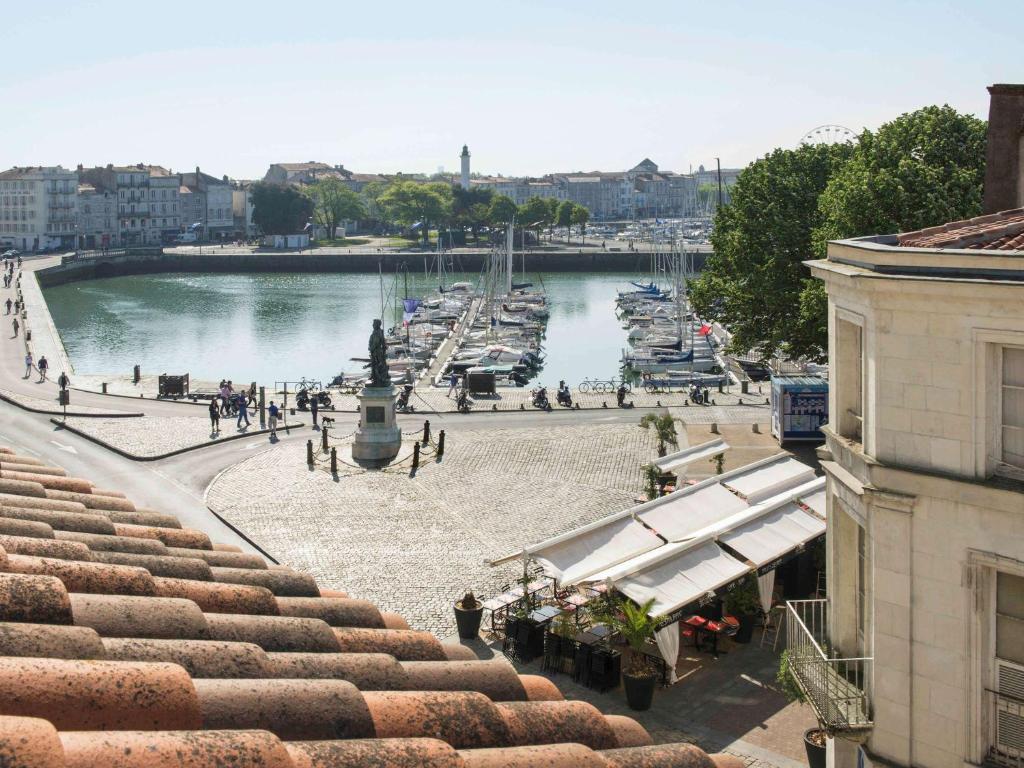 O ibis Styles La Rochelle Centre está localizado no coração de La Rochelle, a 300 metros da praia Plage de la Concurrence.