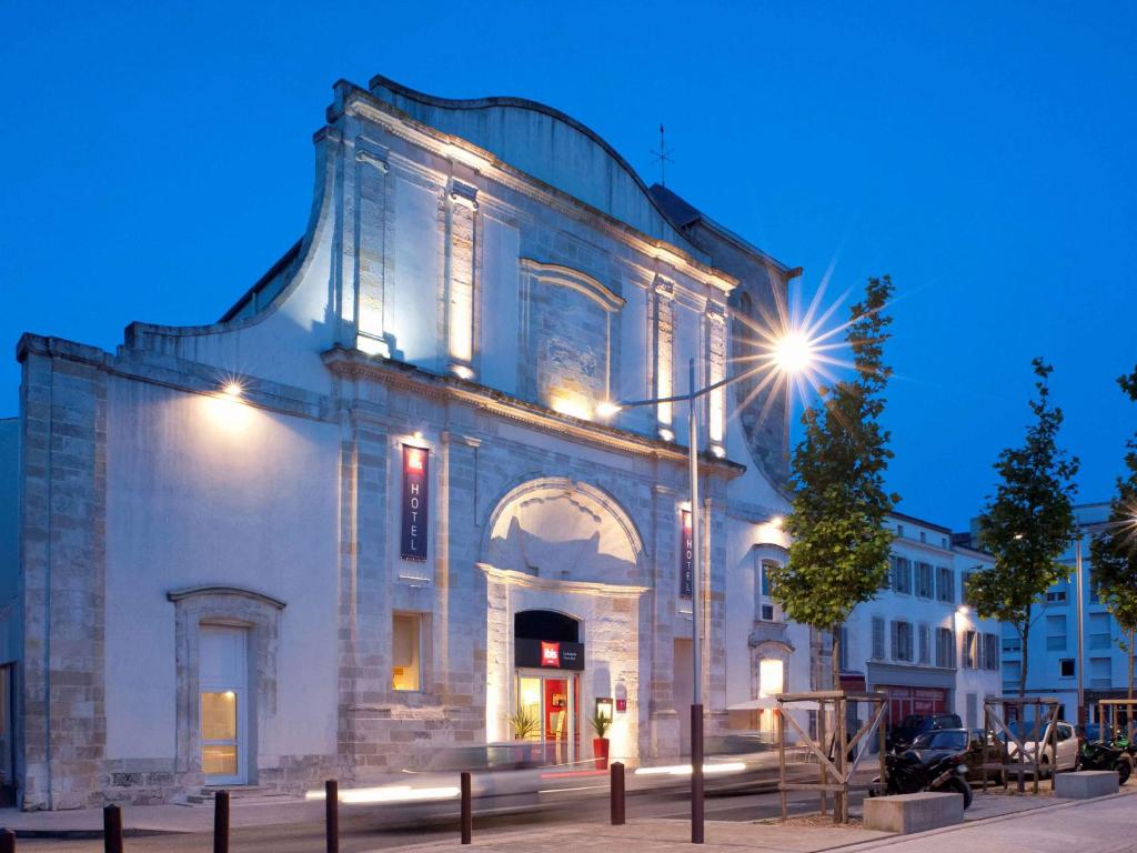 Located in the Vieux Port district, in the city centre, ibis La Rochelle Vieux Port offers free Wi-Fi throughout, a bar, and rooms for people with reduced...