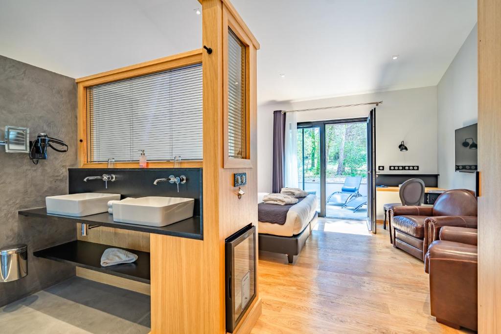 Located in Le Bois-Plage-en-Ré, 200 metres from Plage des gollandieres, Hôtel Ile de Ré provides accommodation with a seasonal outdoor swimming pool, free...