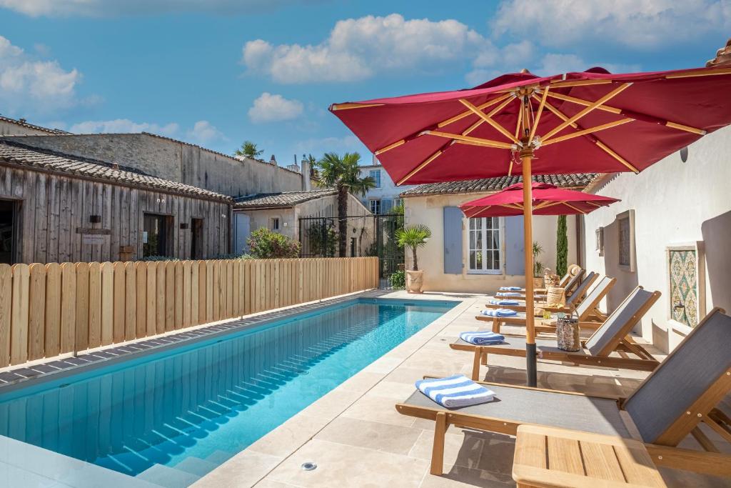 Situated in Saint-Martin-de-Ré, 1.2 km from La Cible, La Baronnie Hôtel & Spa - Teritoria features accommodation with a seasonal outdoor swimming pool,...