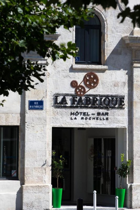 Hôtel La Fabrique offers accommodation in La Rochelle. Guests can enjoy the on-site bar. Rooms come with a flat-screen TV.