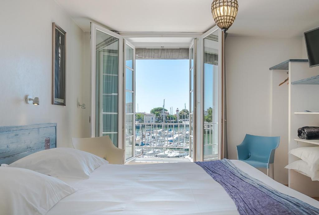 Hotel La Marine, Vieux El puerto está situado en el centro de La Rochelle, en la zona del puerto antiguo, frente a las torres medievales.
