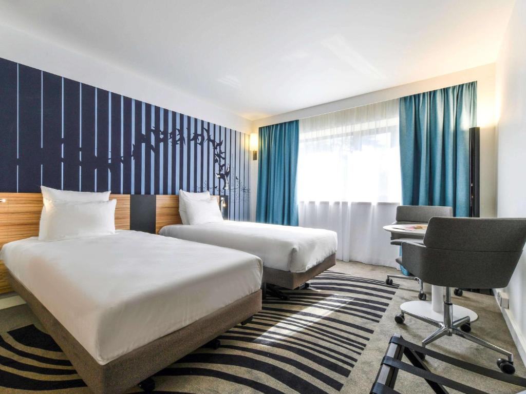 Este Novotel Hotel está localizado a 10 minutos a pé da Cidade Velha de La Rochelle. Disponibiliza uma piscina exterior e acomodações insonorizadas.