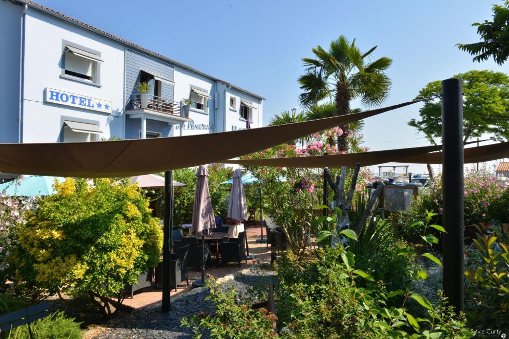 This sea-side hotel is located in Fouras, a 30-minute drive from La Rochelle and just 15 minutes from Rochefort. It offers sea views and free Wi-Fi access.