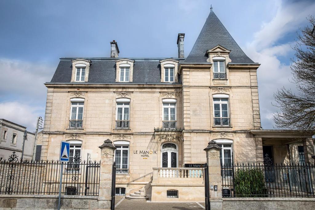 Set in a 19th-century building in La Rochelle, this hotel is just 500 metres from the city centre and the harbour.