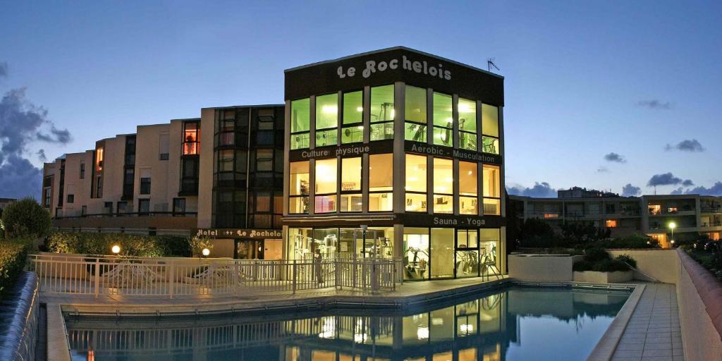 Logis Hôtel Le Rochelois features a seasonal outdoor swimming pool and a tennis court. WiFi is free of charge throughout the property.