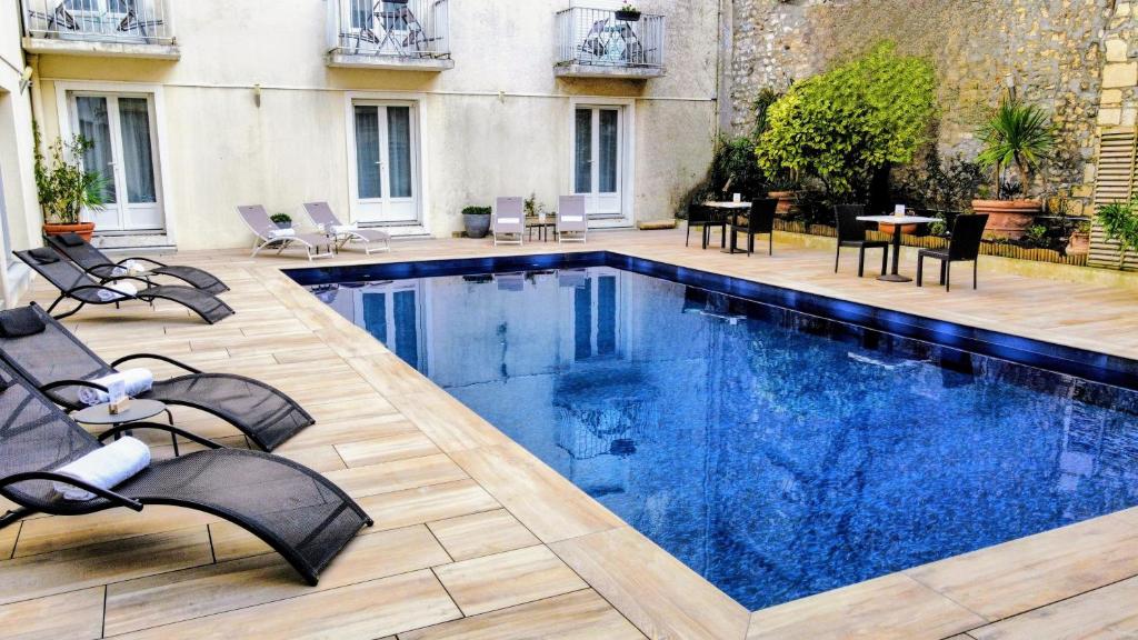 Located in La Rochelle, Le Yachtman features a heated swimming pool and a terrace with views of the harbour.
