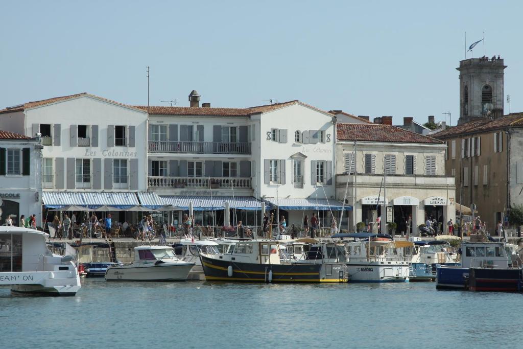 The Hotel Les Colonnes is located in Saint-Martin-De-Ré, on the Harbour and 800 meters from the nearest beach.
